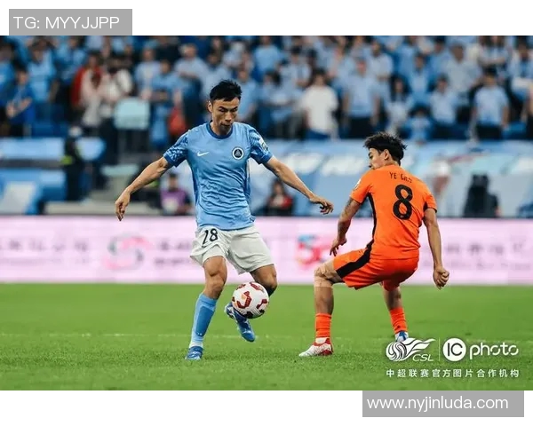 深圳足球队状态引发热议球迷对球队表现分歧明显 深圳足球队状态引发热议球迷对球队表现分歧明显